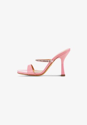 Sandales à talons hauts en cuir verni rose avec un bout carré et des fines brides, dotées d'un accent en strass le long de la bride supérieure.
