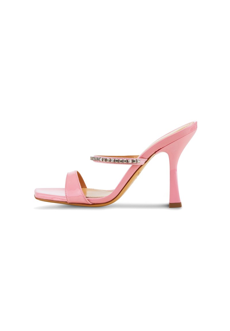 Roze gepatenteerde leren sandaaltjes met hoge hakken, een vierkante neus en dunne banden, met een strassaccent langs de bovenste band.