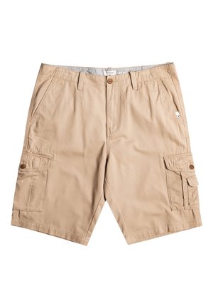 Shorts cargo beige avec poches à rabat boutonnées sur les côtés, poches inclinées à l'avant, passants pour ceinture et fermeture par bouton à la taille.