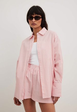NA-KD, LÄSSIGES  - Blúzka so zapínaním na gombíky - pink stripe