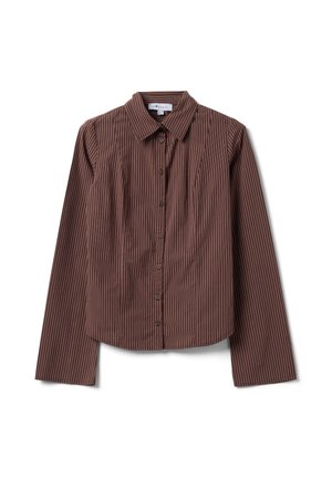 Camicia marrone a maniche lunghe con sottili righe verticali e colletto appuntito, stesa piatta su sfondo bianco.