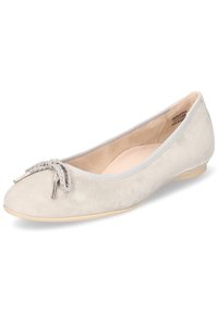 Ballerines en suede gris clair avec un bout rond et un nœud décoratif texturé avec des accents métalliques. Talon plat bas et garniture élastiquée.