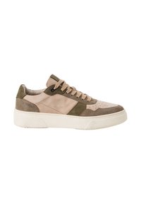Sneakers din suede bej și verde măsliniu, cu panouri texturate, vârf rotund, talpă plată din cauciuc alb și șireturi bej. Detalii perforate pe capacul vârfului.