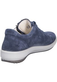 Baskets en daim bleu marine avec une finition texturée, silhouette arrondie, col rembourré et semelle en caoutchouc blanche. Fermeture éclair latérale pour un accès facile.