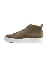 Braune Leder-Hochtop-Sneaker mit einem strukturierten Finish, weißer Gummisohle, runder Zehenpartie und kontrastierenden Schnürsenkeln, die ein minimalistisches Design aufweisen.