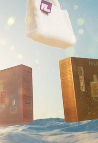 Dwa pudełka produktów Nuxe w kolorze złotym i różowym stoją na powierzchni wody, w tym różne produkty do pielęgnacji skóry i błyszczące tekstury. Biała torba unosi się nad nimi.