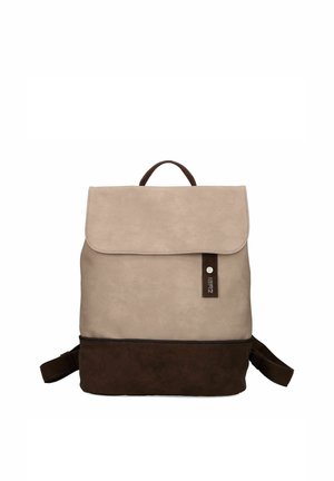 Zaino beige e marrone scuro con chiusura a patta, manico superiore, spallacci regolabili e etichetta logo verticale sul davanti.