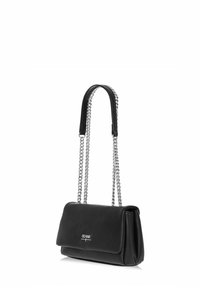 Czarna skórzana torebka o prostokątnym kształcie, teksturowanej powierzchni i srebrnym łańcuszku. Posiada zapięcie na klapkę i wytłoczone logo.