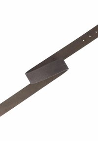 Ceinture en cuir de couleur gris foncé, avec une texture lisse au niveau de la boucle et une finition mate sur toute la longueur. Plusieurs trous d'ajustement visibles.