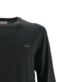 Maglione grigio scuro a girocollo con piccolo ricamo a triangolo giallo e X sul petto e etichetta SUN68 all'interno del colletto.