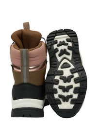 Botas de senderismo impermeables marrón y negras con suela texturizada, cuello acolchado y detalles en oro rosa en el talón y la lengüeta.