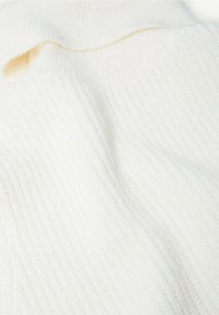 Tissu en maille blanche avec une texture côtelée, présentant des plis doux et une légère brillance. La surface est lisse sans motifs ni accents visibles.