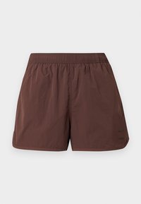 Brązowe, lekkie szorty z elastycznym paskiem w talii i bocznymi kieszeniami. Charakteryzują się gładką, lekko pogniecioną fakturą. Bez widocznych wzorów ani akcentów.