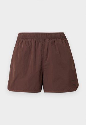 Lichte bruine korte broek met een elastische tailleband en zijzakken. Heeft een gladde, licht gerimpelde textuur. Geen zichtbare patronen of accenten.