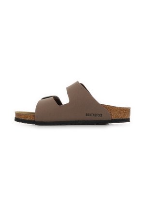 Bruine Birkenstock instapsandaal met twee banden, kurken voetbed, zwarte zool en een in reliëf aangebrachte merknaam aan de zijkant.
