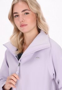 Šviesiai violetinė striukė su užtrauktuku, aukštu apykakle ir sidabro spalvos skėčio siuvinėjimu. Minkšta tekstūra ir šiuolaikiškas dizainas.
