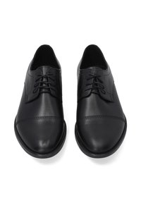 Zwarte leren schoenen met een gladde afwerking, ronde neus en vetersluiting. Bevat subtiele stiksels en een minimalistische stijl.