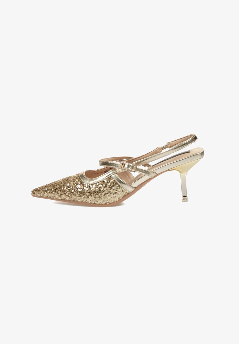 Zapato de slingback dorado con lentejuelas, punta afilada, acentos metálicos y tacón delgado. Presenta tiras entrecruzadas para un detalle adicional.
