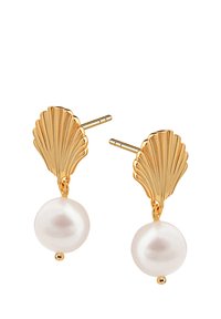 Złote kolczyki w kształcie muszli z gładką, okrągłą perłą jako zawieszką. Teksturowana powierzchnia z polerowanym wykończeniem, lekkie wykonanie i bezpieczne zapięcie w postaci sztyftu.
