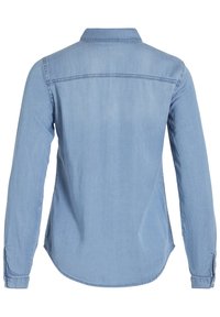 Camicia in denim azzurro chiaro, maniche lunghe, colletto, polsini con bottone, dettaglio del yoke posteriore, orlo curvo, texture liscia, design casual.