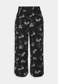 Czarne spodnie materiałowe z elastycznym paskiem, zdobione kwiatowym wzorem w białym i zielonym kolorze. Luźny, skrócony krój z bocznymi kieszeniami.