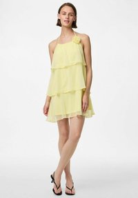 Abito in chiffon giallo a strati con scollo all'americana e un fiore decorativo sul petto. Caratterizzato da un design leggero e fluido con più strati.