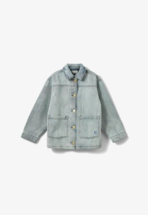 Lichtblauwe spijkerjas met knopen aan de voorkant, twee grote steekzakken aan de voorkant en een kraag. Voorzien van gouden knopen en subtiele stikdetails.