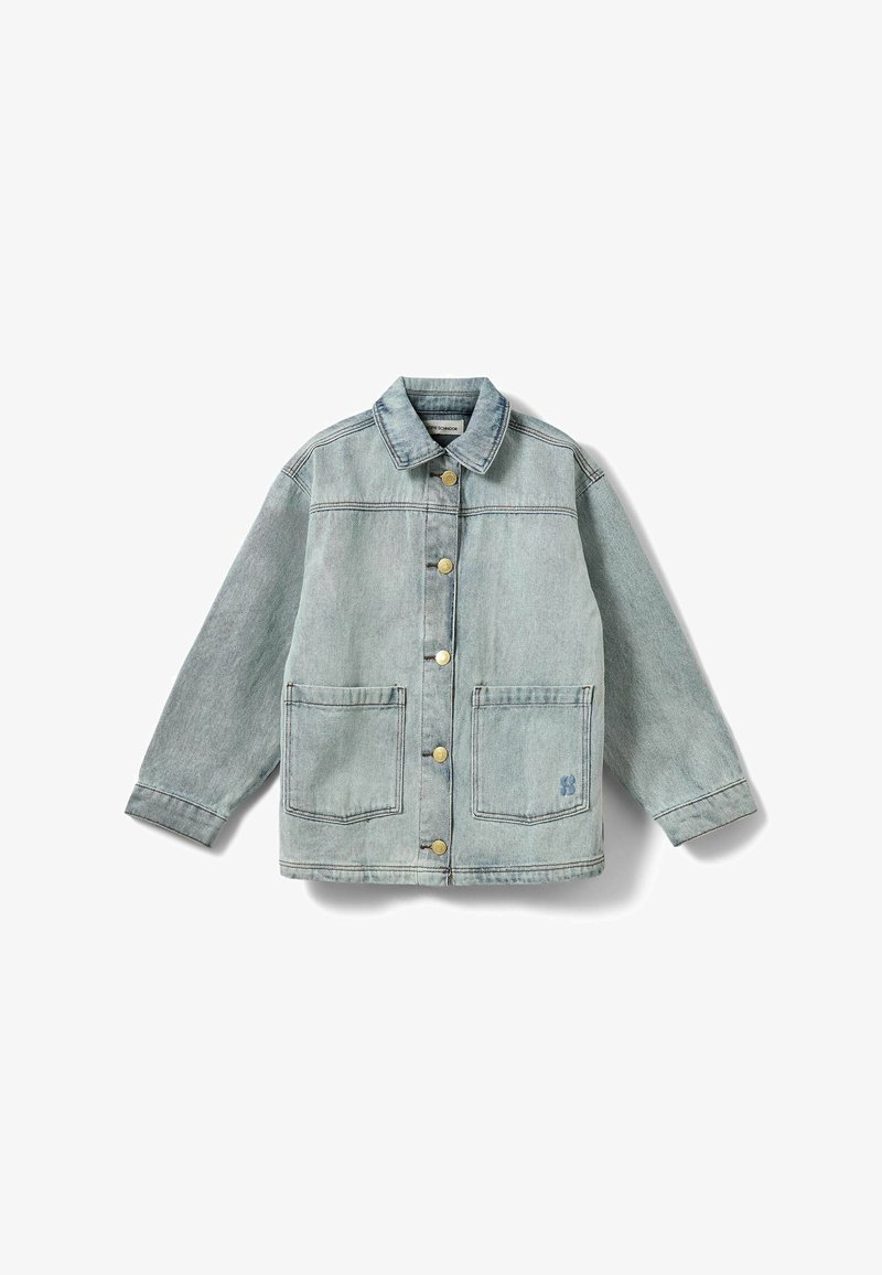 Hellblaues Jeansjacke mit Knopfleiste, zwei großen Vorderentaschen und einem Kragen. Mit goldenen Knöpfen und dezenten Nähdetails.