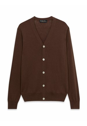 Brązowy sweter rozpinany z dekoltem w serek, z długimi rękawami i pięcioma białymi guzikami z przodu, wyłożony na płasko na białym tle.