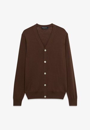 Bruine cardigan met V-hals, lange mouwen en vijf witte knopen aan de voorkant, plat uitgestald op een witte achtergrond.