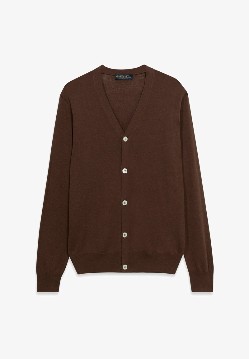 Cardigan marron à col en V avec manches longues et cinq boutons blancs sur le devant, présenté à plat sur un fond blanc.