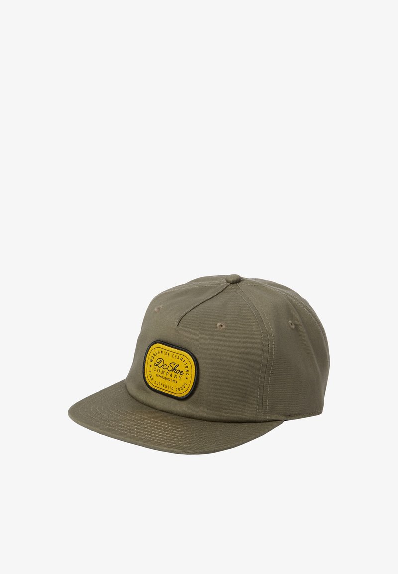 Olivově zelená kšiltovka snapback vyrobená z bavlny, s žlutým oválným nášivkem s černým písmem, plochým kšiltem a šesti ventilačními otvory.