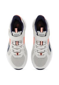 Baskets en maille gris clair avec des accents bleu marine et un logo orange vif. Elles disposent d'une sangle à crochets et d'une semelle en caoutchouc blanc.