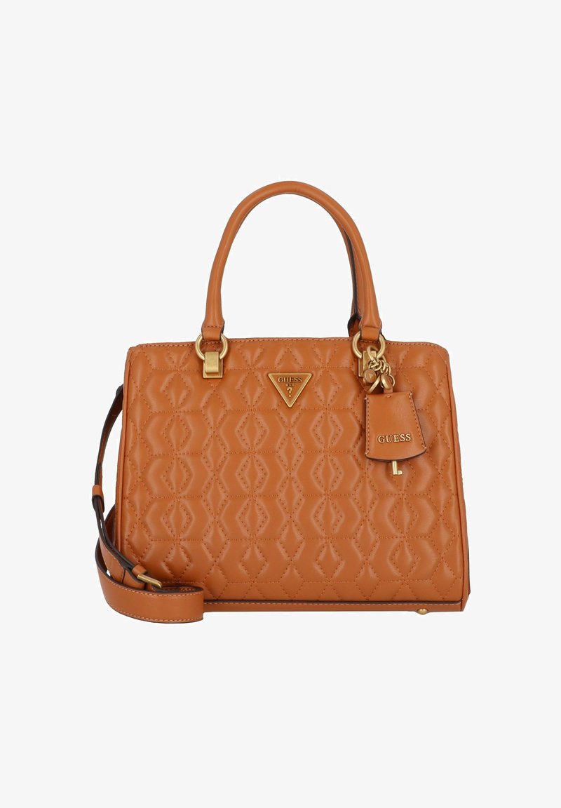 Tan, quiltad handväska med guldfärgad hårdvara, dubbla handtag och avtagbar rem. Har en logotavla och en charm-tagg för detaljer.