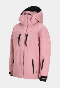 Giacca softshell rosa con tasche con zip, cappuccio staccabile e dettagli neri. Presenta una texture liscia e polsini regolabili.
