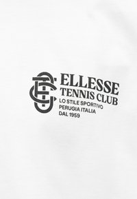 Λογότυπο του ELLESSE Tennis Club με διαπλεγμένα γράμματα και κείμενο που αναγράφει «Lo Stile Sportivo Perugia Italia Dal 1959» σε λευκό φόντο.