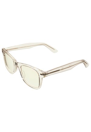 Gafas de sol con montura clara y lentes de color amarillo claro, de forma rectangular y con varillas tradicionales que presentan sutiles acentos texturizados.