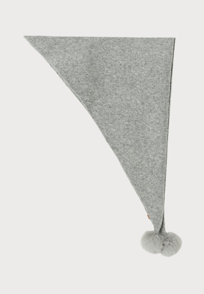 Chapeau en tricot gris de forme triangulaire, avec deux pompons gris moelleux aux extrémités. Texture douce avec un design simple.