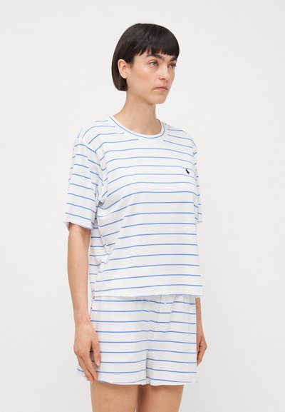 Witte pyjama set met korte mouwen en blauwe horizontale strepen; ruime top met ronde hals en bijpassende shorts, voorzien van een klein logo.