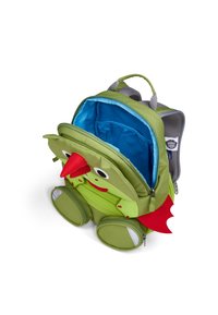 Zaino verde per bambini con un design di drago, con un muso rosso, occhi e ali. L'interno è foderato con un tessuto blu brillante.