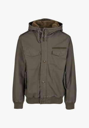 Olivgrön jacka med huva, med två bröstfickor, ribbade ärmslut och nederkant, samt en mjuk fodring av fuskpäls inuti huvan.