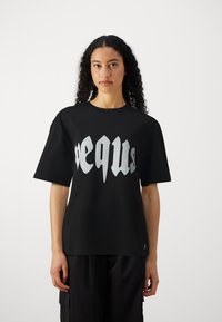 PEQUS MYTHIC LOGO UNISEX - Triko s potiskem - black/white