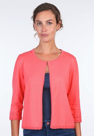 Korallfarbener Strickcardigan mit Dreiviertelärmeln, runder Ausschnitt und dekorativen Stickmustern an den Ärmeln und am Saum. Offenes Frontdesign.