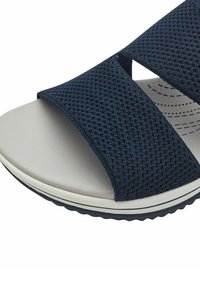 Dunkelblaue Sandale mit Netz-Obermaterial und zwei breiten Riemen. Verfügt über eine hellgraue gepolsterte Fußbett und eine strukturierten schwarzen Außensohle.
