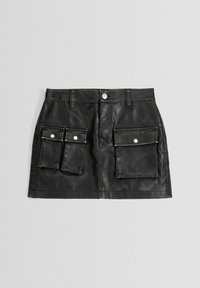 Svart läderkjol med fem fickor, med knappstängning och kontrastsömmar. Kort längd med en slät, glänsande yta.