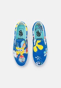 Chaussures à enfiler en toile bleue avec des motifs colorés de Bob l'éponge, comprenant des personnages de dessins animés et des motifs floraux sur la surface.