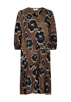 Vestido marrón con escote en V, mangas de tres cuartos y dobladillo en capas. Presenta un gran patrón floral en tonos negros y azules. Textura suave.