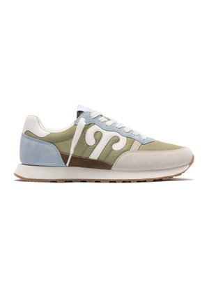 Sneaker low-top in nylon verde oliva, dettagli in suede beige e blu, lacci bianchi e suola in gomma naturale.