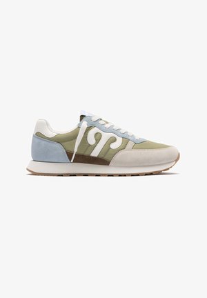 Sneaker low-top in nylon verde oliva, dettagli in suede beige e blu, lacci bianchi e suola in gomma naturale.