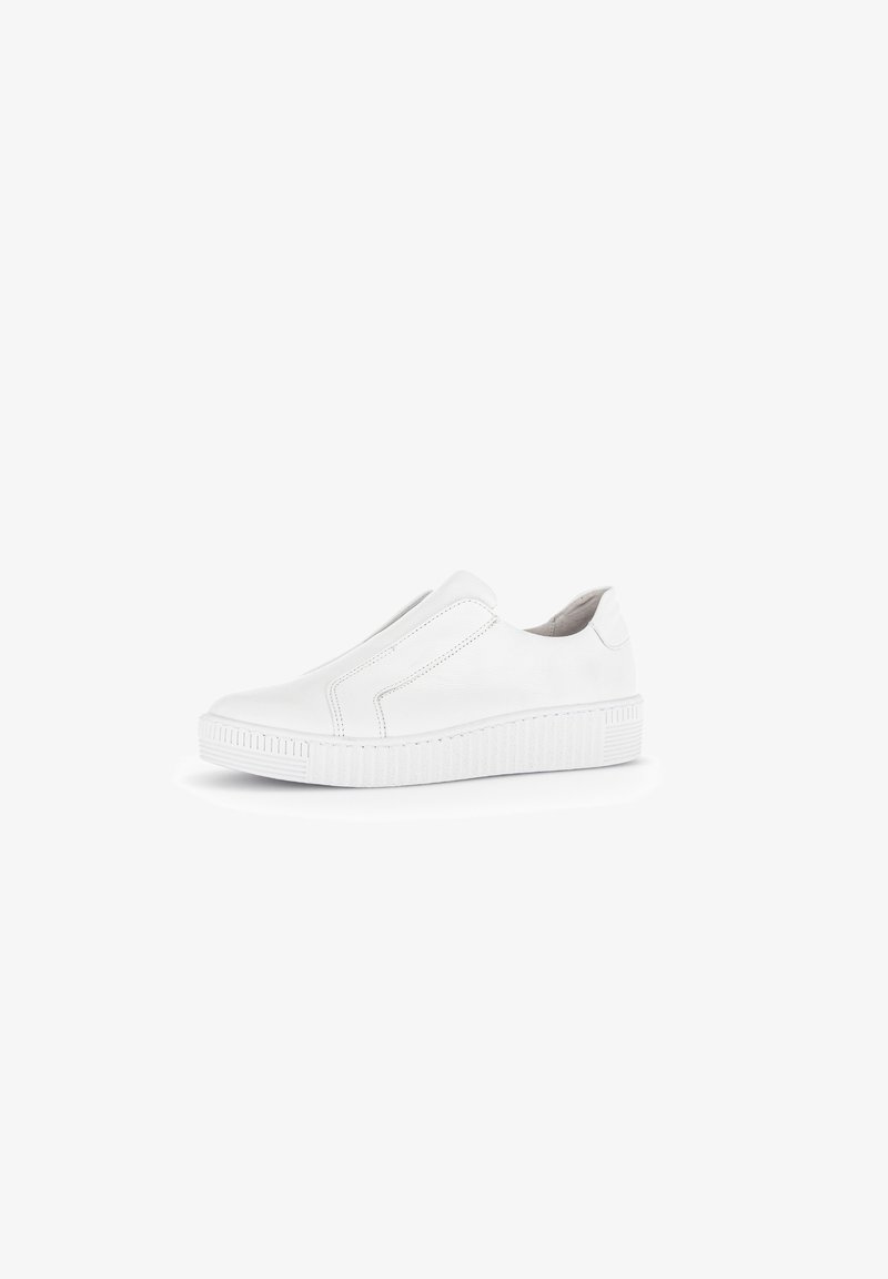 Weiße Slip-On Sneakers aus glattem Leder mit elastischen Seitenpaneelen, runder Zehenpartie und strukturiertem Gummioberteil für besseren Halt.